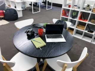 TheWorkHub Hot Desk3